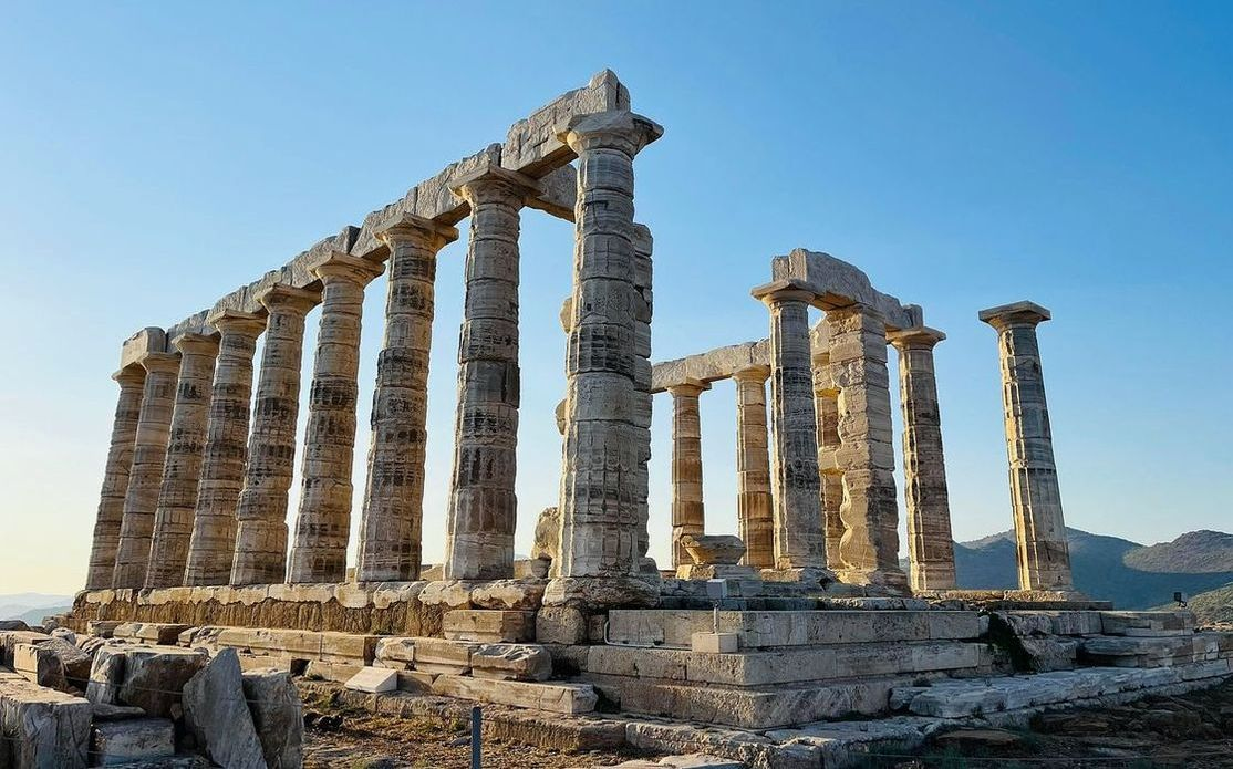 Güneşlü bir köşede yer alan Vistaventure turizm ofisinin cephesi